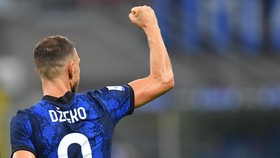 FOTO: Edin Dzeko Bersinar di Inter vs Genoa