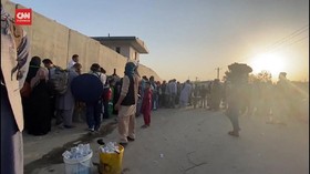 VIDEO: Pasukan Taliban Tertibkan Warga di Bandara