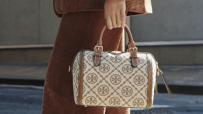 Tory Burch Rilis Tas Barrel Seri Monogram yang Klasik