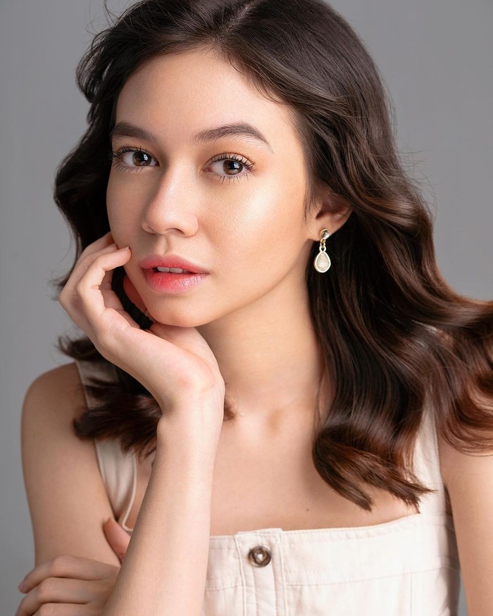 Yuki Kato sudah sering muncul di layar kaca sejak masih belia. Sederet penghargaan telah didapatkan oleh artis yang lahir di Malang pada tanggal 2 April 1995 ini. Hingga kini ia terus aktif di dunia hiburan. (Foto: Instagram.com/yukikt)