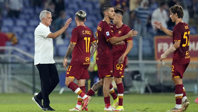 Jose Mourinho mengatakan Mauricio Pochettino merupakan satu-satunya pelatih yang tidak bisa mengeluh karena PSG punya Lionel Messi dan tim super.