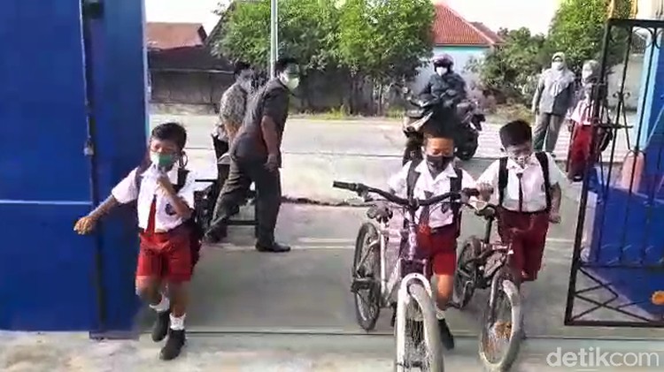 Kabupaten Rembang mulai terapkan pembelajaran tatap muka (PTM) untuk jenjang Sekolah Dasar (SD) hari ini. Bagaimana suasana penerapan PTM perdana di Rembang?