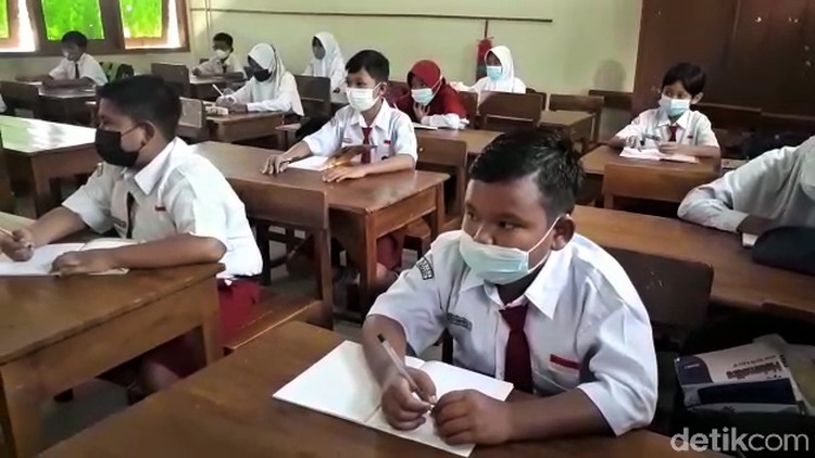 Kabupaten Rembang mulai terapkan pembelajaran tatap muka (PTM) untuk jenjang Sekolah Dasar (SD) hari ini. Bagaimana suasana penerapan PTM perdana di Rembang?