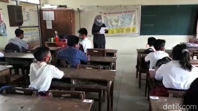 Kabupaten Rembang mulai terapkan pembelajaran tatap muka (PTM) untuk jenjang Sekolah Dasar (SD) hari ini. Bagaimana suasana penerapan PTM perdana di Rembang?