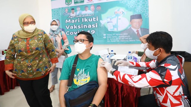 Kemnaker dan FSPPG K-Sarbumusi menggelar vaksinasi Covid-19 yang ditujukan kepada keluarga pekerja dan masyarakat sekitar di Jaktim, Sabtu (21/8).