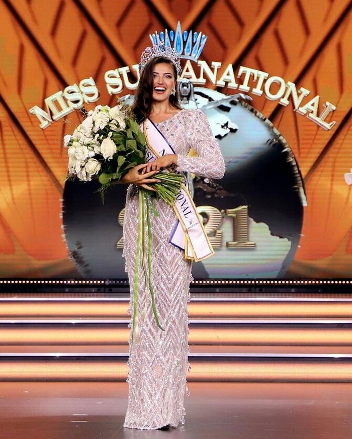 Chanique Rabe berhasil mengalahkan para finalis Miss Supranational 2021 dari 58 negara. Ia merupakan kontestan pertama dari negara dan benuanya yang memenangkan ajang kecantikan kelas Internasional ini. (Foto: instagram.com/misssupranational)