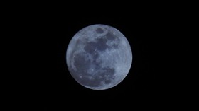 Bisakah Bulan Benar-benar Berwarna Biru?