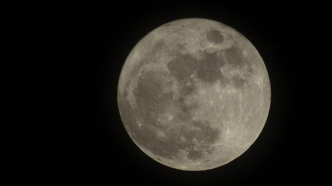 China Buat Bulan Buatan, Simulasi Kondisi Gravitasi Rendah di Bumi Ilmuwan China telah membangun fasilitas penelitian Bulan buatan yang memungkinkan mereka untuk mensimulasikan lingkungan gravitasi rendah di Bumi.