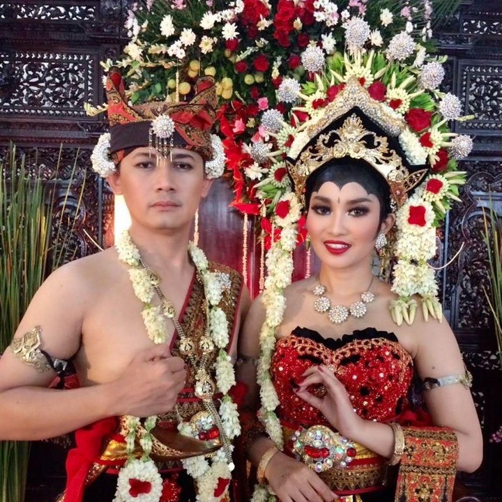 <p>Pada tahun 2014, pedangdut cantik Fitri Carlina menikah secara resmi dengan Hendra Sumendap, Bunda. Ternyata, Hendra merupakan seorang pilot, lho. (Foto: Instagram: @fitricarlina)</p>