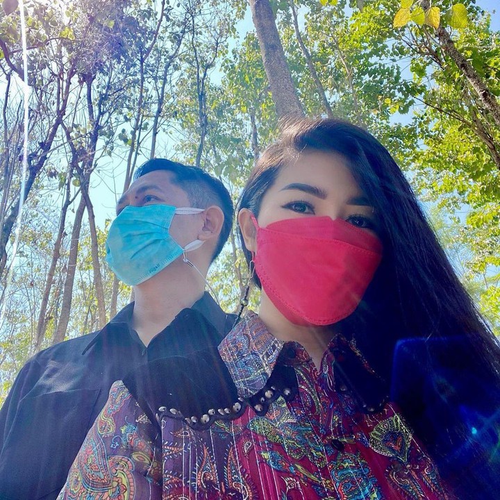 <p>Selain sama-sama membangun rumah tangga, ternyata keduanya sedang membangun bisnis bersama pula nih, Bunda. Keren banget, ya! (Foto: Instagram: @fitricarlina)</p>