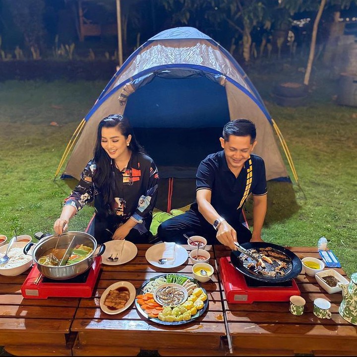 <p>Pekerjaan yang menumpuk tak membuat keduanya tak bisa menghabiskan waktu bersama, Bunda. Beberapa kali keduanya terlihat berlibur dan menikmati kebersamaan, lho. Mesra banget, ya! (Foto: Instagram: @fitricarlina)</p>