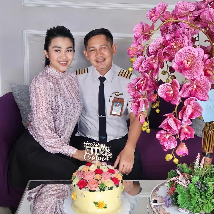 <p>Bekerja sebagai seorang pilot tentu memiliki jadwal yang padat ya, Bunda. Namun, pria yang sering disapa Ayah Hendra ini tetap menyempatkan waktu untuk merayakan ulang tahun sang istri, lho. (Foto: Instagram: @fitricarlina)</p>