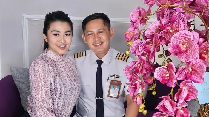 Fitri Carlina dan Suami Pilot
