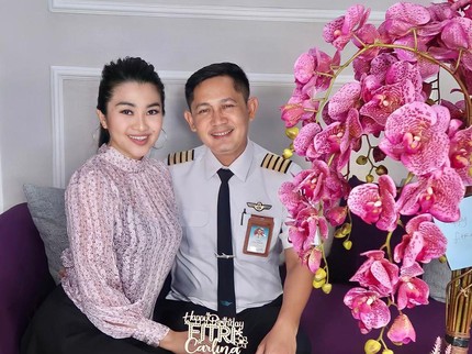 7 Potret Mesra Pedangdut Fitri Carlina dan Suami Pilot