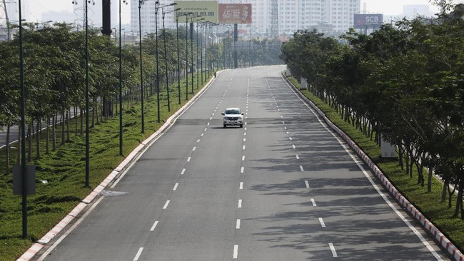 FOTO: Swalayan Vietnam Melompong Diborong Jelang Lockdown