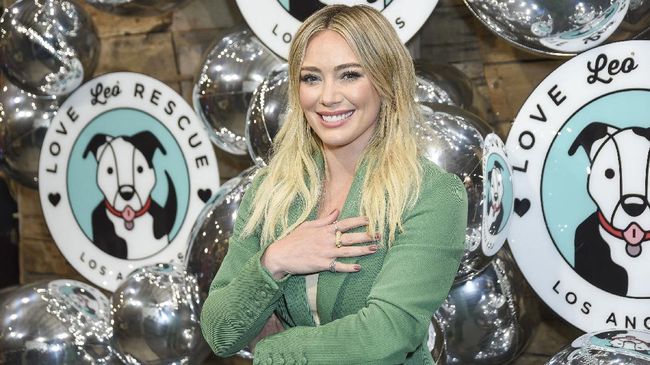 Hilary Duff mengumumkan dirinya positif Covid-19. Ia mengalami beberapa gejala, namun tak khawatir karena sudah divaksin.