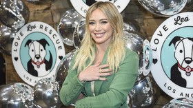 Gejala Covid-19 yang Dirasakan Hillary Duff Usai Vaksin