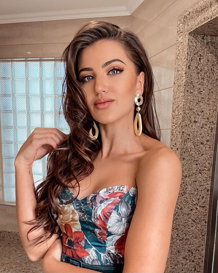 Ia tak hanya mengikuti kontes kecantikan di Namibia, tetapi juga di Amerika Serikat. Kontes kecantikan yang pernah dimenangkannya antara lain Miss Teen Namibia 2014, Miss Teen Continents 2015, dan Miss Supranational 2020. (Foto: instagram.com/chani.rabe)
