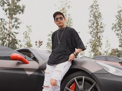 Intip Gaya Indra Kenz dengan Mobil Mewah, Crazy Rich Medan yang Dituduh Menipu soal Binomo