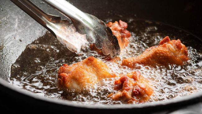 Berikut cara menggoreng ayam tepung yang crispy dan bagian dalamnya tetap lembut.