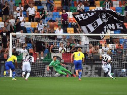 Juve Nyesal Gak? Tak Serius Kejar Donnarumma, Kini Szczesny Blunder