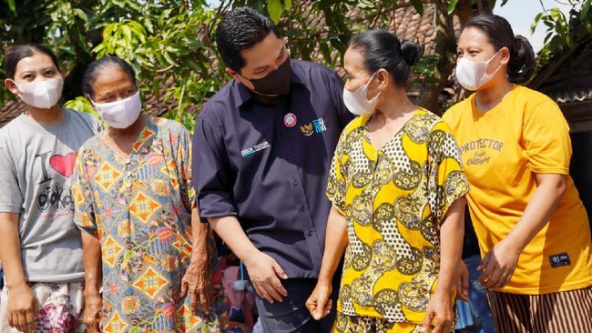 Menteri BUMN Erick Thohir mengapresiasi nasabah program Mekaar PT PNM karena telah menjaga usaha mikro tetap berjalan di masa pandemi.