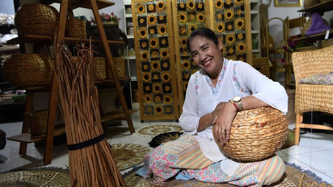 FOTO: Menyulap Eceng Gondok Jadi Anyaman Bernilai Jual Tinggi