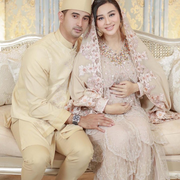 <p>Pasangan selebriti Ali Syakieb dan Margin Wieheerm tengah diselimuti kebahagiaan, Bunda. (Foto: Instagram @marginw)</p>