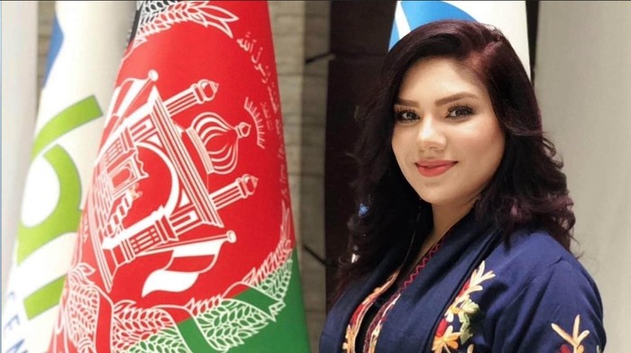 Miris, Kisah Perempuan Pembaca Ditodong Pistol Taliban Karena Bermakeup dan Tak Berhijab