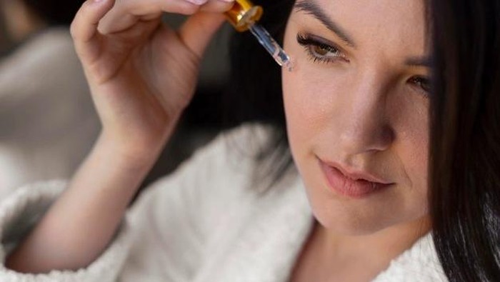 Menggunakan serum retinol untuk usia 40-an/ Foto: Freepik.com