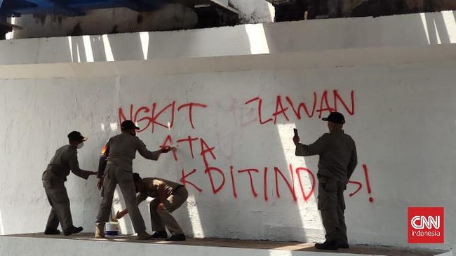 Mural 'Tuhan Mau Kami Gambar' yang terpampang di kawasan Karet Kuningan, Jakarta Selatan, dihapus aparat karena dianggap melanggar aturan.