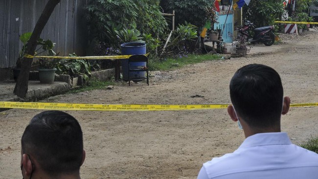 Sejauh ini kepolisian tengah melakukan penyelidikan dan memburu sejumlah orang yang meletakkan benda mirip bom di Bekasi hingga jadi perhatian warga.