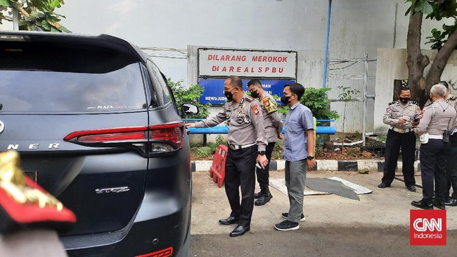 Polisi mengungkapkan nomor polisi asli mobil Fortuner yang memakai pelat dinas Polri 3110-00 dan menabrak pemotor di Jakarta Timur.
