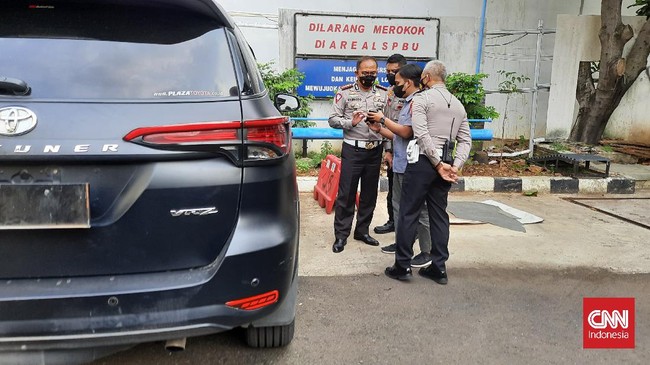 Polda Metro Jaya telah menangkap pengemudi Fortuner arogan dengan pelat dinas TNI palsu berinisial PWGA yang menabrak mobil wartawan di Tol Jakarta-Cikampek.