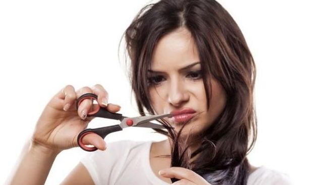 Selain rontok parah, rambut juga bisa mengalami masalah berupa rambut bercabang. Kamu juga mengalaminya.