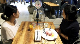 FOTO: Robot Pelayan Kafe Jepang Dikendalikan Kaum Difabel