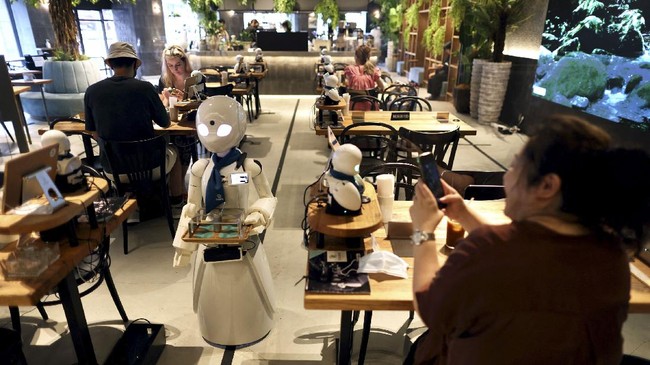 FOTO: Robot Pelayan Kafe Jepang Dikendalikan Kaum Difabel