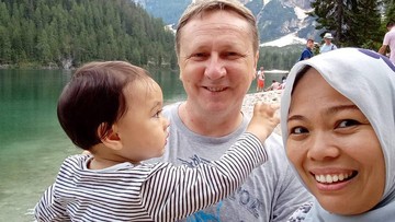 SAPRIDA LAHIR DARI KELUARGAA TAAT BERAGAMA