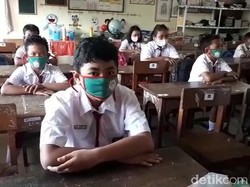 PTM Perdana di Rembang, Ada Siswa Tak Berseragam karena Sudah Kekecilan