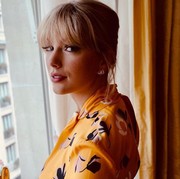 Deretan Selebriti Hollywood ini Pernah Kenakan Rancangan Desainer Indonesia, Siapa Saja?