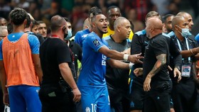 Kronologi Nice vs Marseille Dihentikan: Payet Dilempar Botol