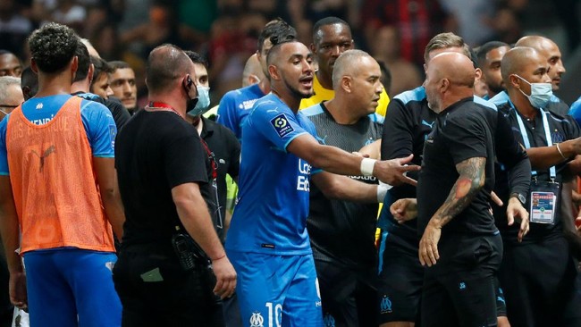 Pertandingan Nice vs Marseille pada lanjutan Liga Prancis dihentikan akibat kerusuhan suporter dengan pemain. Berikut kronologi Nice vs Marseille dihentikan.