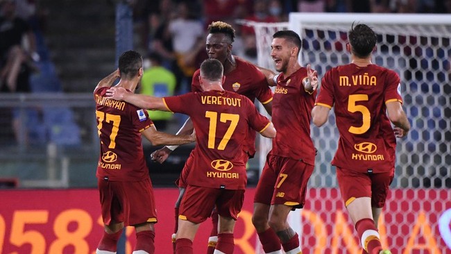 AS Roma menempel Inter Milan di papan atas klasemen Liga Italia setelah menang meyakinkan 3-1 atas Fiorentina, Senin (23/8) dini hari waktu Indonesia.