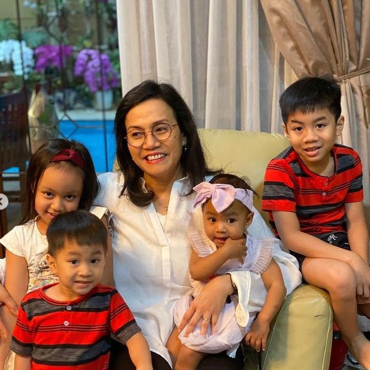 <p>Saking dekatnya dengan cucu, Sri Mulyani pernah membawa keempat cucunya dalam <em>talkshow</em> daring. (Foto: Instagram @smindrawati)</p>