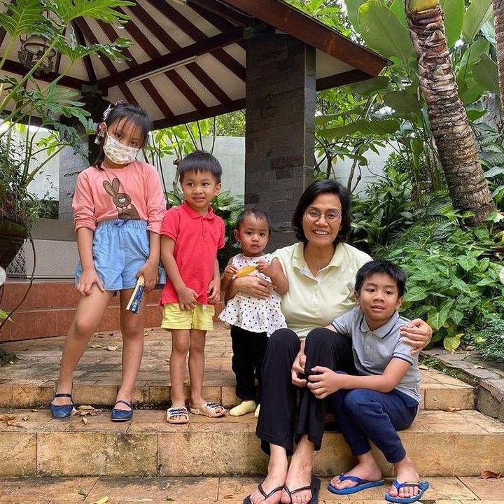 <p>Dalam unggahan Menteri Keuangan Sri Mulyani, sesekali ia mengunggah momen bersama para cucu tercinta, Bunda. (Foto: Instagram @smindrawati)</p>
