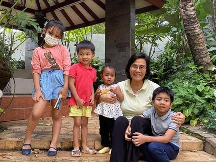 7 Potret Kebersamaan Menkeu Sri Mulyani dengan Para Cucu yang Menggemaskan