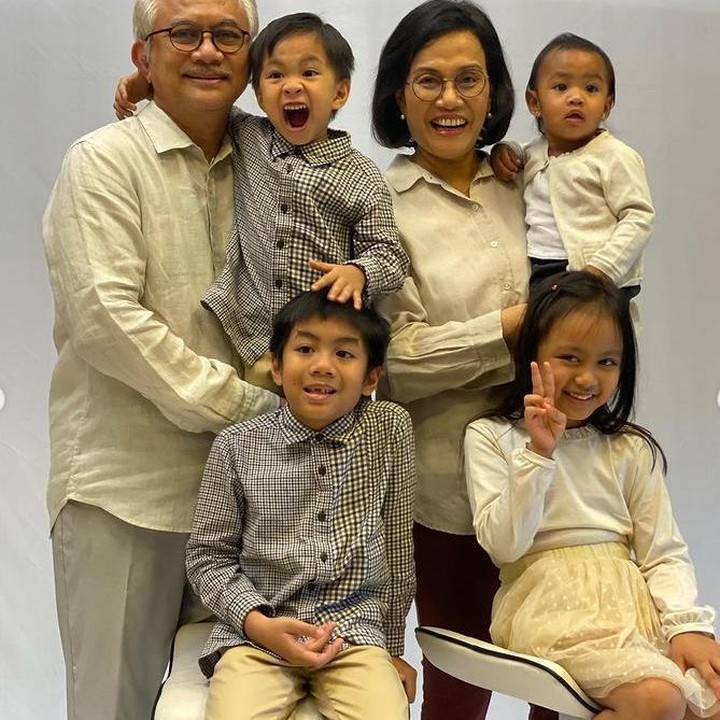 <p>Siapa yang tak kenal sosok Sri Mulyani? Menteri Keuangan satu ini sepertinya sudah dikenal satu Indonesia bahkan dunia ya. Namun, di rumah, Sri Mulyani juga sosok nenek yang menyenangkan. (Foto: Instagram @smindrawati)</p>