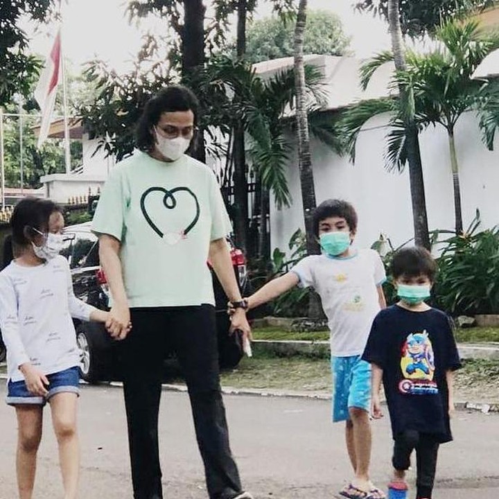 <p>Sri Mulyani bersama cucu-cucu tercintanya juga rutin melakukan aktivitas di luar rumah, lho. (Foto: Instagram @smindrawati)</p>
