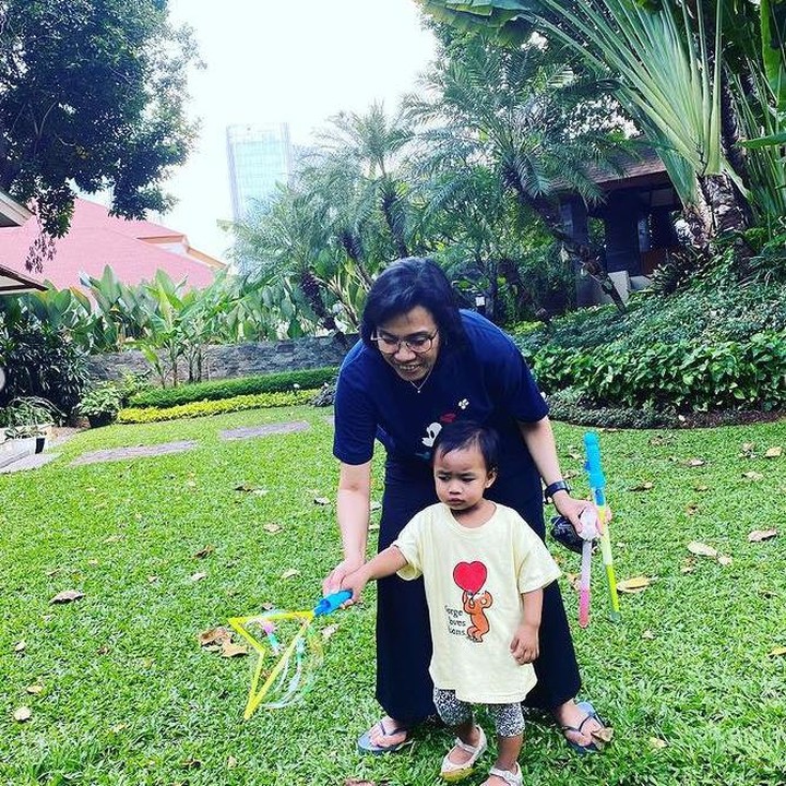 <p>Sri Mulyani ketika bermain bersama cucu di halaman rumah. (Foto: Instagram @smindrawati)</p>