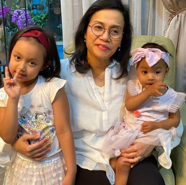 <p>Sri Mulyani dengan kedua cucu perempuannya. Menggemaskan ya, Bunda? (Foto: Instagram @smindrawati)</p>